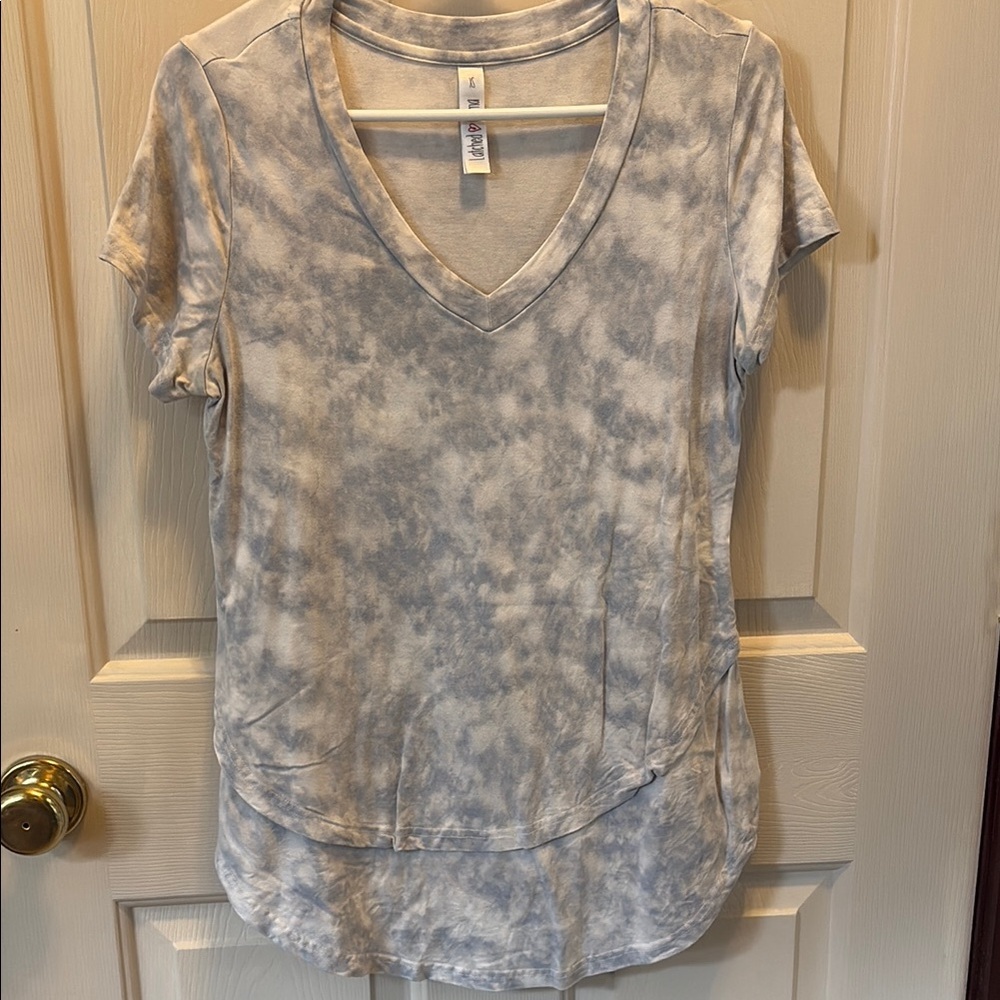 Latched Mama Short Sleeve V-Neck Tie-Dye Tee in Light Blue and White